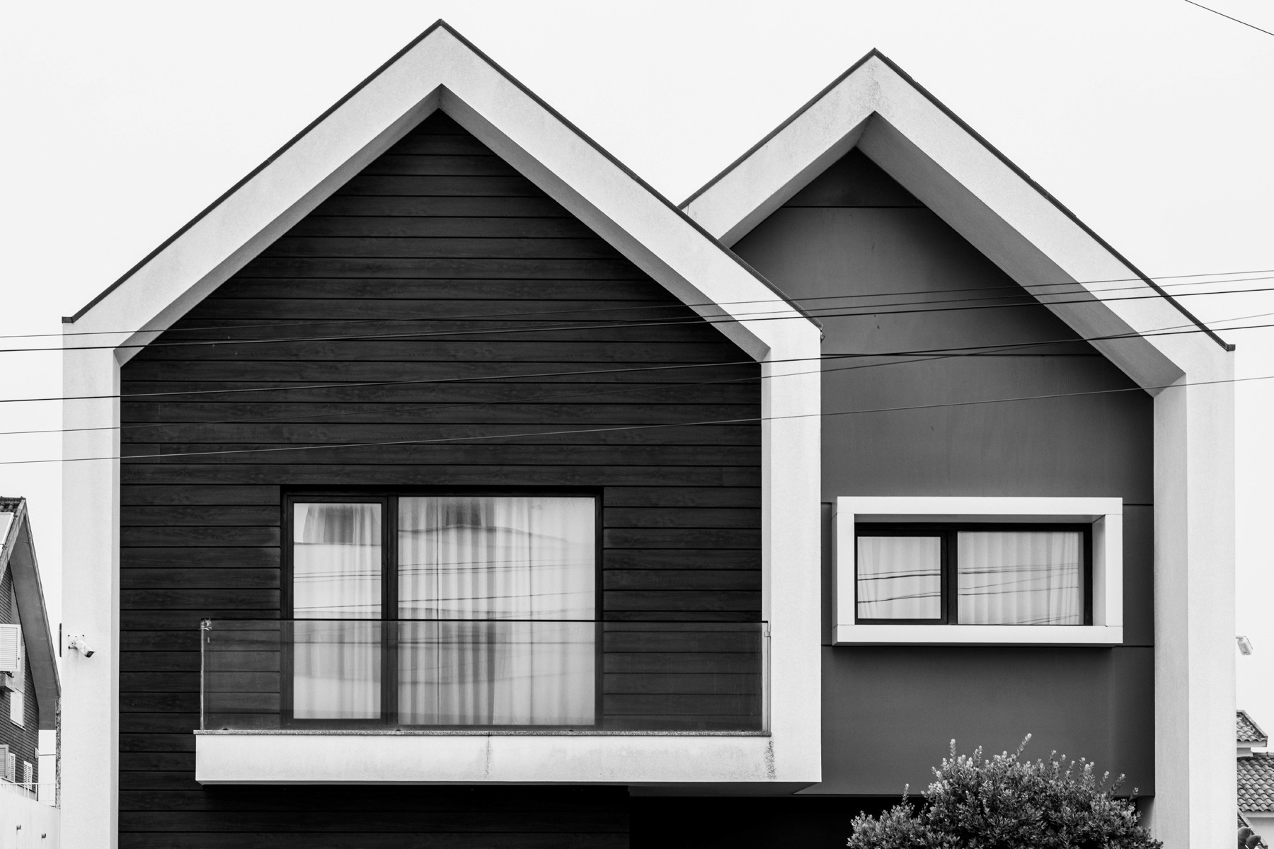 Fachada de uma moradia com dois telhados inclinados, imagem da identidade MISCA Properties